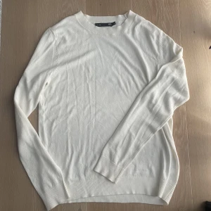 Fin stickad tröja - vit fin stickad tröja köpt på lager, ny fris 150. aldrig använt så inga defekter och ser ut som ny.