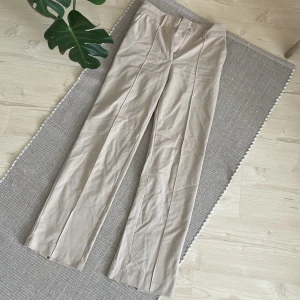 Kostymbyxor - Bekväma kostymbyxor från Nakd som såldes för 2 år sen, använda men i jättebra skick🫶🏽