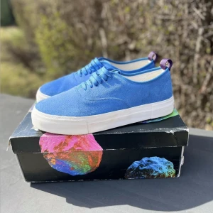 Eytys skor - Eytys ljusblå skor. Storlek 45 men funkar som 44. I princip aldrig använda så bra skick. Köpte för 1000kr på Eytys outlet.