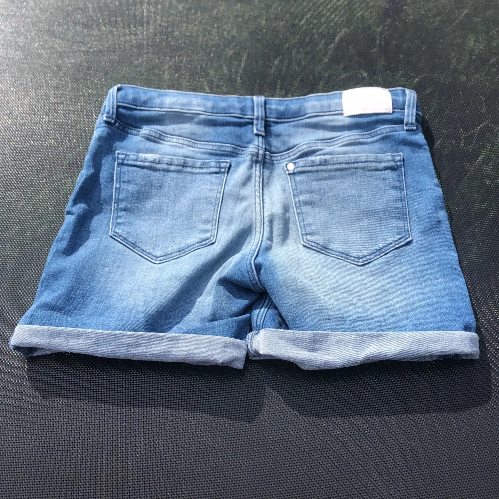 Snygga blåa jeansshorts med uppvikt kant från denim💖nyskick!. Shorts.