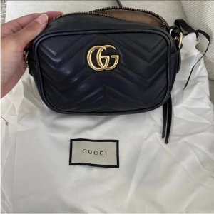 Gucci GG Marmont matelassé mini bag - Säljer nu min fina Gucci väska som förtjänar att användas än att bara ligga i sin dustbag. Inköpt på Harrods i London. Kvitto, äkthetsbevis och dustbag medföljer. Sparsamt använd, men lite skav av hörn och innertyget påvisar på användning. Nypris ca 15300