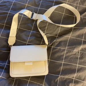 Väska - -Axelremsväska som knappt kommit till användning (2-3 gånger) 