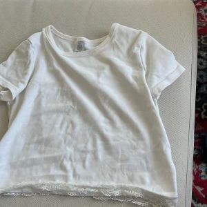 Vit tröja med spets - En vit topp med spets längst ner från lindex. Skriv för mer info💗