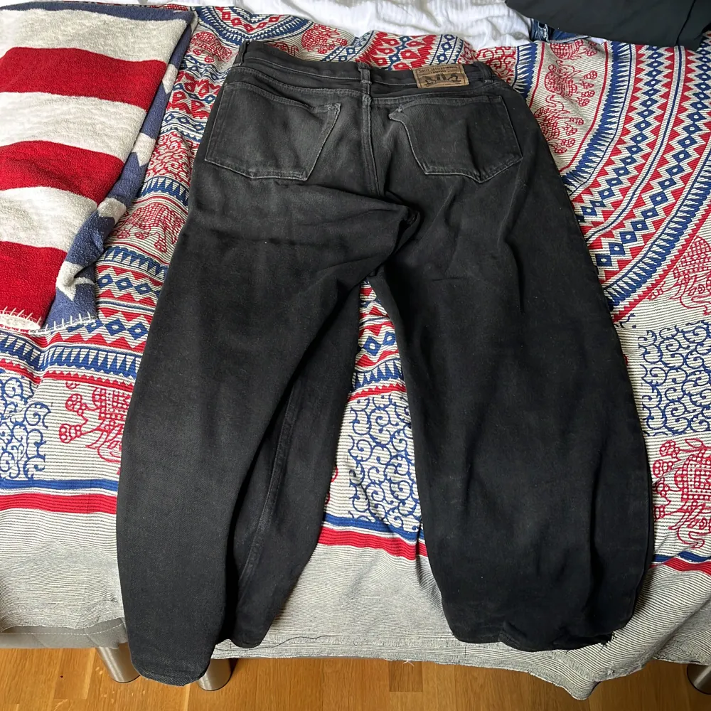 Detta är ett par skit sköna skejt byxor, dem är lite slitna pga att dem är använda, storlek s/xs. Jeans & Byxor.