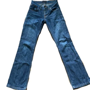 Nudie Jeans - Säljer mina as snygga lågmidjade Nudie jeans som har blivit för små för mig. Använda fåtal gånger, inga defekter. Typ som nyskick! Skriv till mig för fler bilder!