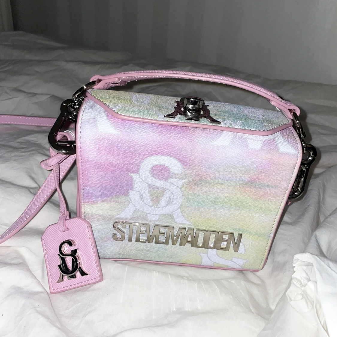 Steve Madden Bkrome axelremsväska