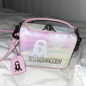 Steve Madden Bkrome axelremsväska - Helt oanvänd då den aldrig kommit till användning. Axelremsbandet är avtagbart så väskan går att använda som handväska. Finns ej kvar att köpa någonstans!! Nypris: 1200 kr 💛