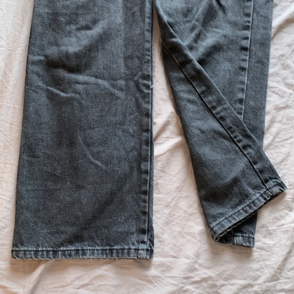 Fick av min kusin så vet ej när dom köptes eller något men jag använder dom inte.. Jeans & Byxor.