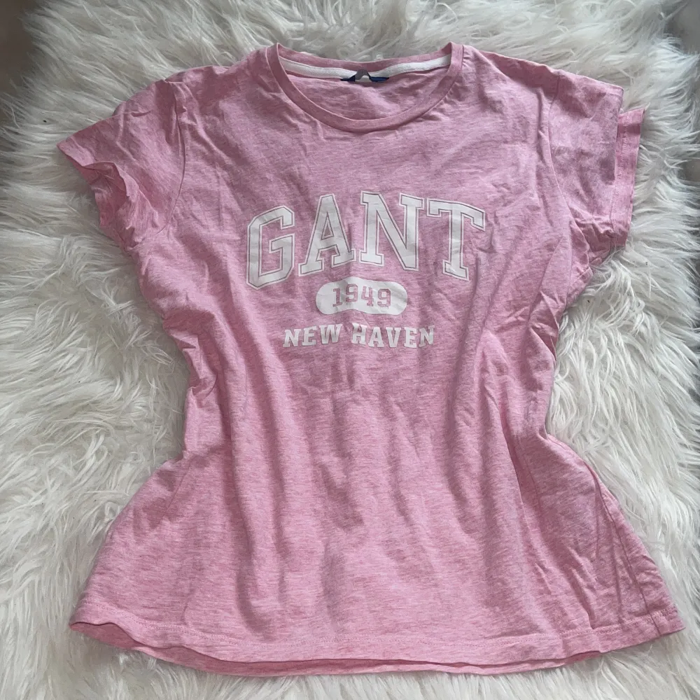 Gant t shirt storlek XS-S. Använt skick . T-shirts.