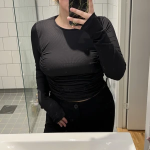 Scrunched långärmad - Superfin långärmad tröja med scrunch. Stretchig material, inte genomskinligt. Knappt använt, toppskick 🌟 Katt finns i hemmet <3 