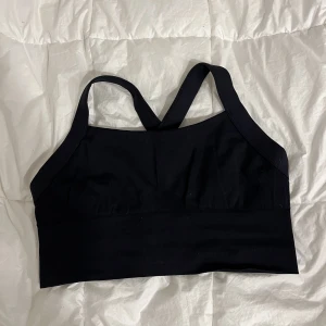 Sport-BH - Super supportive sport-bh med tjockt material. Bygel och reglerbara axelband. Aldrig använd endast testad.  Toppskick 🌟  Katt finns i hemmet 