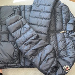 Moncler lans ÄKTA - Jätte fin ljusblå dunjacka köpt på Jackie 2018  Sista bilden är mer rättvis bild av färgen