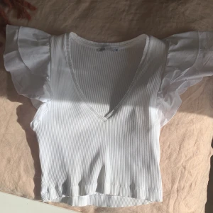 Vit topp - En vit topp från zara som inte används längre. Den är i bra skick förutom att den har en liten fläck som man såg på en av bilderna.