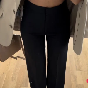 Svarta kostymbyxor  - Jättesnygga kostymbyxor från hm, storlek 42. Köpta för 400kr helt oanvända med lappar kvar 