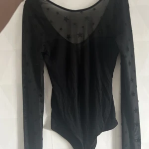 Meshbody med stjärnor - Svart meshbody med stjärnor