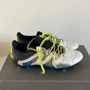 Adidas X 15.1 - Adidas x 15.1 säljes. Har ett par säsonger kvar i sig! Skruvdobbar. 42 2/3 i storlek