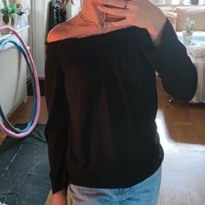 Svart topp - Svart off shoulder topp. Den är lite nopprig men inget man tänker på. Den är i storlek M men passar även S då den har resår uppe vid bröstet 