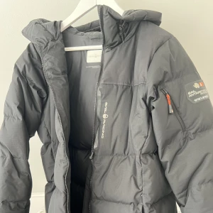 Sail racing jacka - använd väldigt fåtal ggr, kommer ej till användning. pris kan diskuteras men lägger ut för 600. vill bli av med så fort som möjligt 