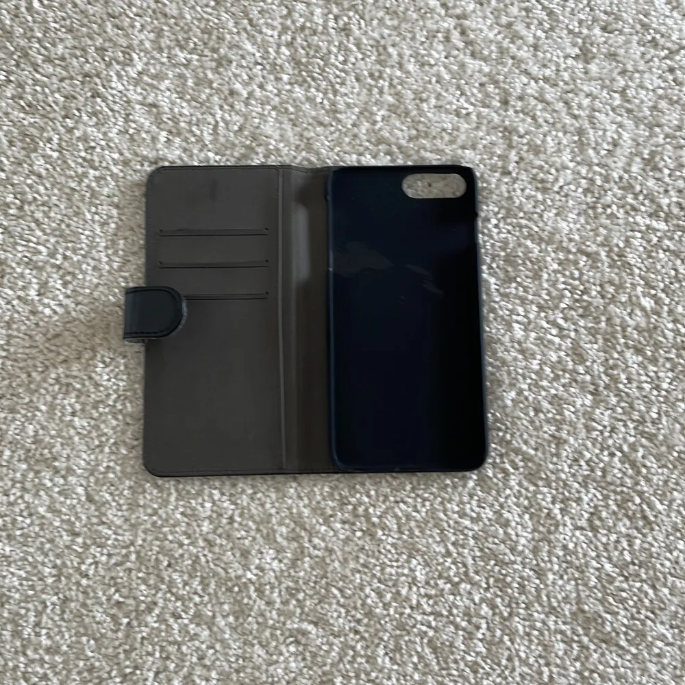 Svart plånboksskal till iPhone 7 plus. . Accessoarer.
