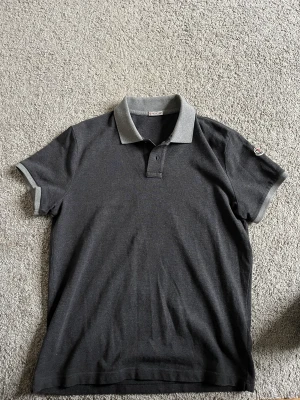 Moncler piké  - Moncler piké i bra skick! Passar en M/L. Äkta vara o riktigt skön! Pris 549:- kan gå ner lite vid snabb affär