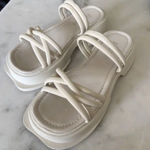 Platåskor  - Ljus beige platå-tofflor🫶🏽 Köpte storlek 40 när jag själv har 39 men alldeless för små och passade min mamma som har 38🫶🏽🌸 Endast testade utomhus 
