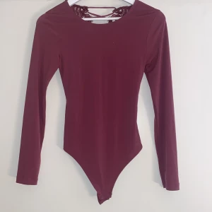 Body - Fin body med mönstrad rygg från bikbok. Aldrig använd!