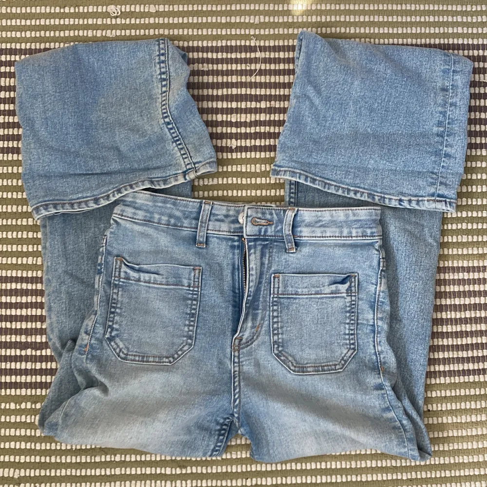 Högmidjade light-wash jeans i storlek 38, men som man ser på sista bilden sitter de ganska tight på mig som har storlek 36, så skulle inte säga att det är en 38. Jeans & Byxor.
