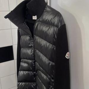 Moncler Tricolor Down Cardigan - Moncler Tricolor Down Cardigan. Den är i ny skicka och i storlek L men sitter som M. Den är köpt från garmsmarket bevis finns. Säljer den för 4300 priset kan diskuteras vid snabb affär. 