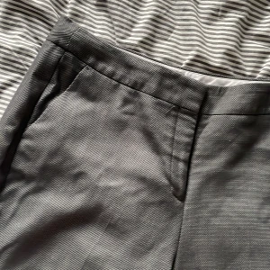 Gråa byxor  - Gråa mid/high waist byxor, små i storlek, raka i benen lite för korta på mig 