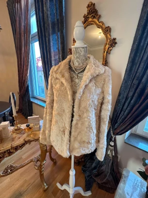 Puderrosa pälsjacka  - Jättesnygg Pälsjacka från La Redoute. Storlek 36/S i puderrosa. Köpte den för 1399kr. Säljer den för 500kr. Helt oanvänd. 