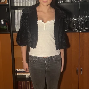 Bolero  - Så fin pälsbolero från Tacera🤍i fint skick men har stora hål på innertyget men inget som påverkar yttertyget eller utsidan! Hör av dig för bild🤍