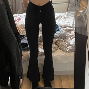 Utsvängda jeans - Ett par svarta utsvängda jeans från Gina Tricot🖤 säljer pga att de är för korta för mig. Fint skick, storlek xs. Säljer för 100kr
