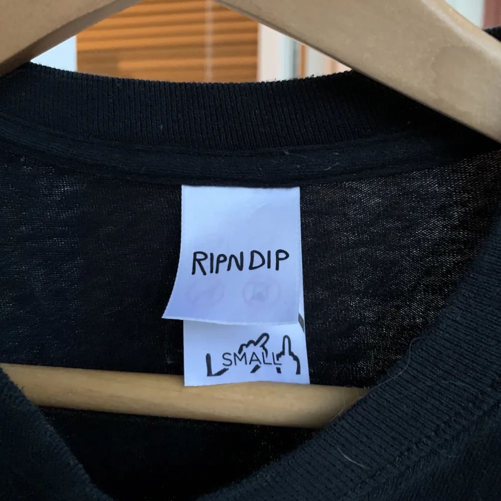 Långärmad tshirt från RipNDip Ficka på bröstet med katten och det står ripndip på ena armen Knappt använd Storlek S Sitter true to size. T-shirts.