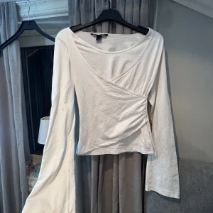 Vit tröja ❤️ - Vit tröja med detaljer  Använt men är i fin kvalite  H&m i storlek 36-38 Vit