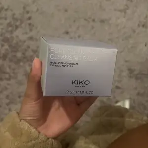 Ett cleansing balm köpt från kiko i Rom. Tar bort ansiktssmink och ögonsmink. Endast testad en gång. Säljer för att den inte passade min överkänsliga hy pga att den har parfym i sig. Luktar gudomligt annars!