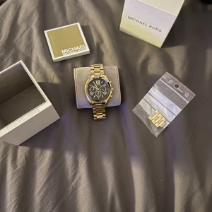Michael kors klocka - Michael kors klocka, köpt för tre år sedan. Den är använd men fortfarande i ganska bra skick inköpt för 3000 kr. Länk förkortningen gjord då klockan var för stor när jag fick den. Box ingår.