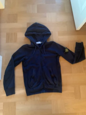 Stone island  - Zip hoodie i storlek S. Skick 8/10, nypris runt 3799, mitt pris 1049.  Hör av er vid frågor och intresse🤗