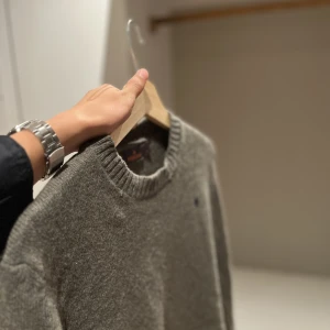 MORRIS TRÖJA - Väldigt snygg, stickad Morris tröja. Den passar perfekt till hösten och är riktigt skön. Skick 8/10. Hör av dig vid funderingar. 