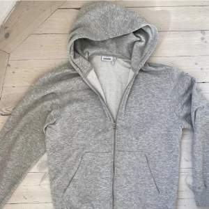 En snygg grå weekday helzip hoodie i bra skick, 9/10. Köptes för 700, mitt pris 250. Skriv för fler funderingar eller bilder.