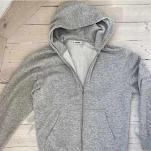 Weekday helzip hoodie - En snygg grå weekday helzip hoodie i bra skick, 9/10. Köptes för 700, mitt pris 250. Skriv för fler funderingar eller bilder.