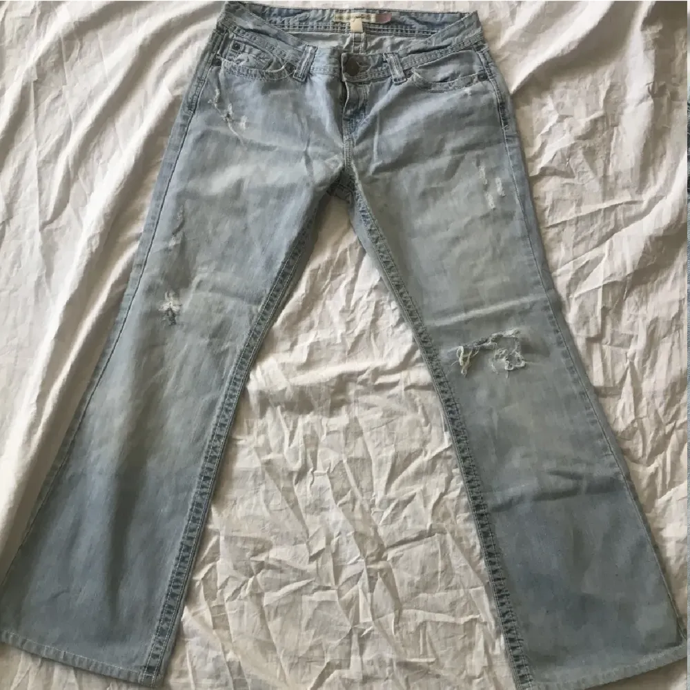 Snygga jeans! Kan skicka bild på❣️midjemått rakt över 40cm innerbana läng77cm. Jeans & Byxor.