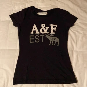 T-shirt - T-shirt från abercrombie & fitch i fint skick, märkt med storleken L men är som en storlek S. Tryck gärna på köp nu och använd plicks frakttjänst 