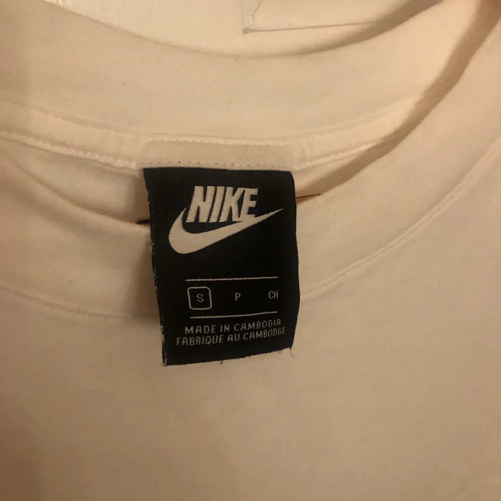 En tshirt från Nike. Nästan helt oanvänd så fint skick!! Köparen står för frakten💖. T-shirts.