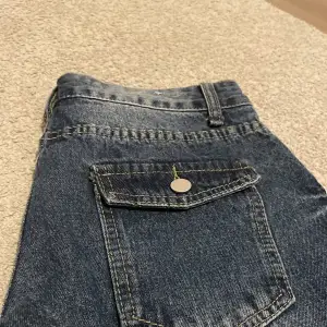 Midjemått- 37 cm ( rakt över ), säljer mina jeans som är köpt secondhand. Storlek L sitter som M. Använd fåtal gånger, inga defekter💕säljer dem för att dem inte kommer till användning. Köparen står för frakt !!!
