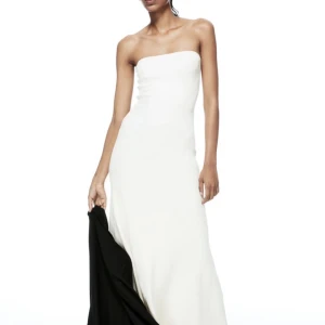 Stickad klänning  - En jättefin stickad klänning, som kan bäras vid alla tillfällen! 🥰🥰  Det är en krämvit stretchigt klänning som tyvärr är för stor för mig Jag är 180cm lång och klänningen är använd en gång. 