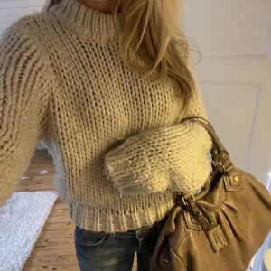 Stickad tröja - Beige stickad tröja från NAKD, väldigt mjuk och skön. Strl xs