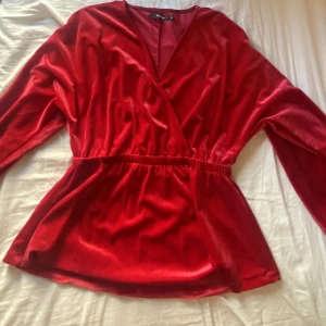 Röd topp!! - En jätte söt topp i sammet! Går omlott! Jättesöt men kommer tyvärr inte till användning❣️ använd fåtal gånger och är i bra skick! Strlk xs men passar oxå mig som har M!