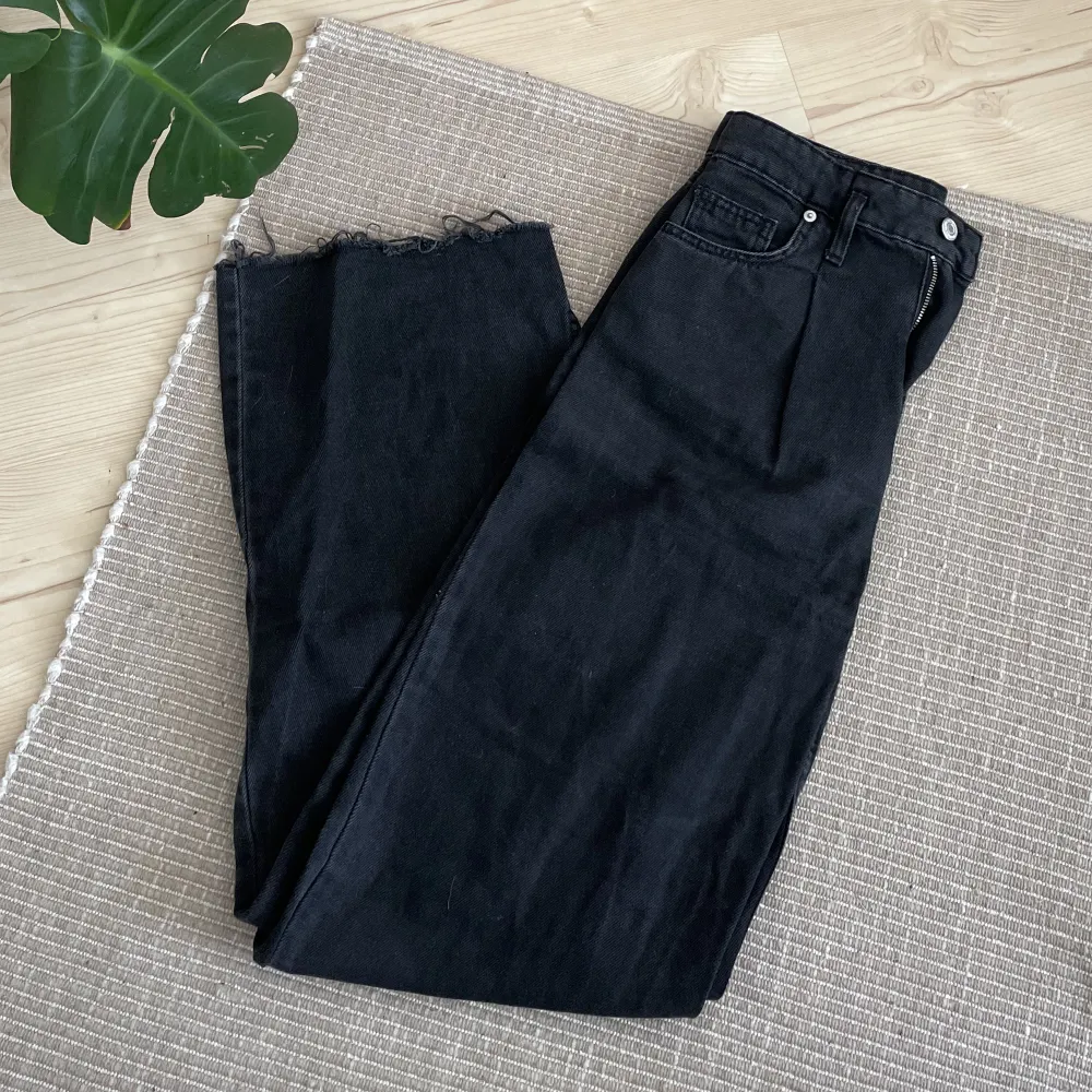 Enkla, snygga hödmidjade jeans från bershka. Jättebra skick! . Jeans & Byxor.