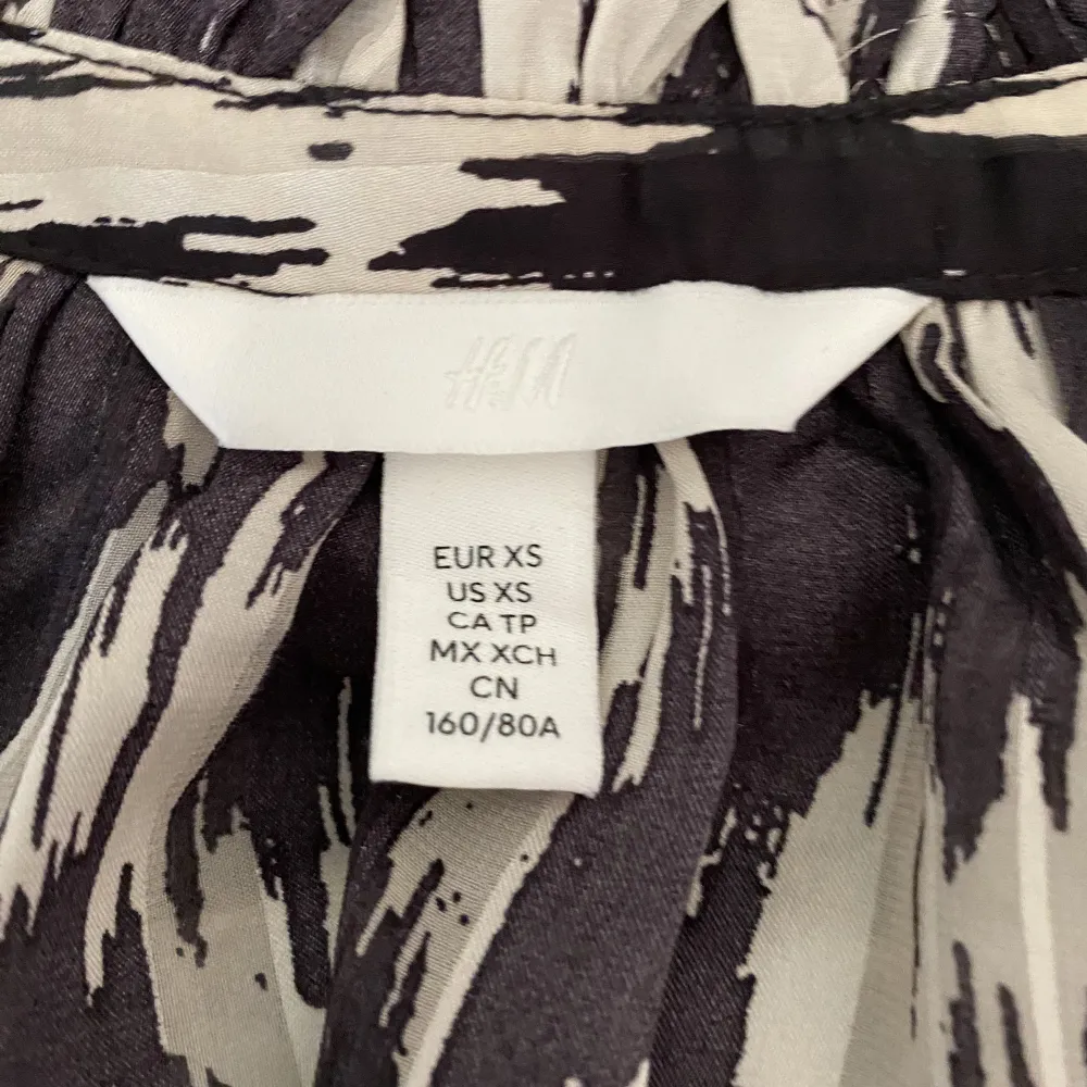 Säljer denna söta blus från H&M, aldrig använd, helt ny.. Blusar.