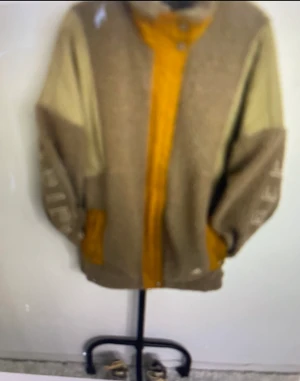 Jacka  - Snyggt, mjukt höstjacka och passar till allt 🍁 Använt några gånger.  Adidas sherpa jacket. Storlek M